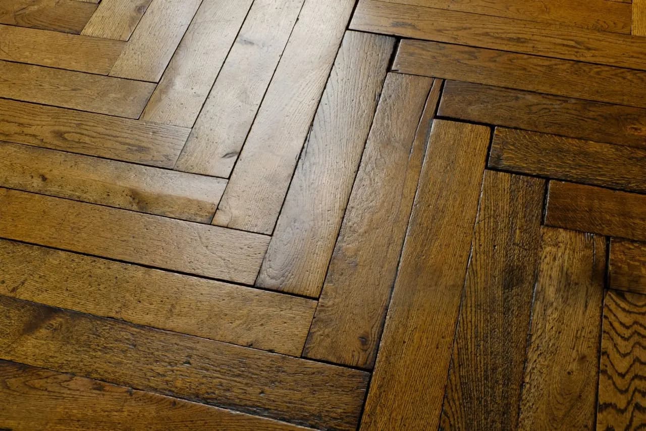 Abgenutzter Holzboden vor der Renovierung durch Artfulmontage Berlin - Parkettleger Experten